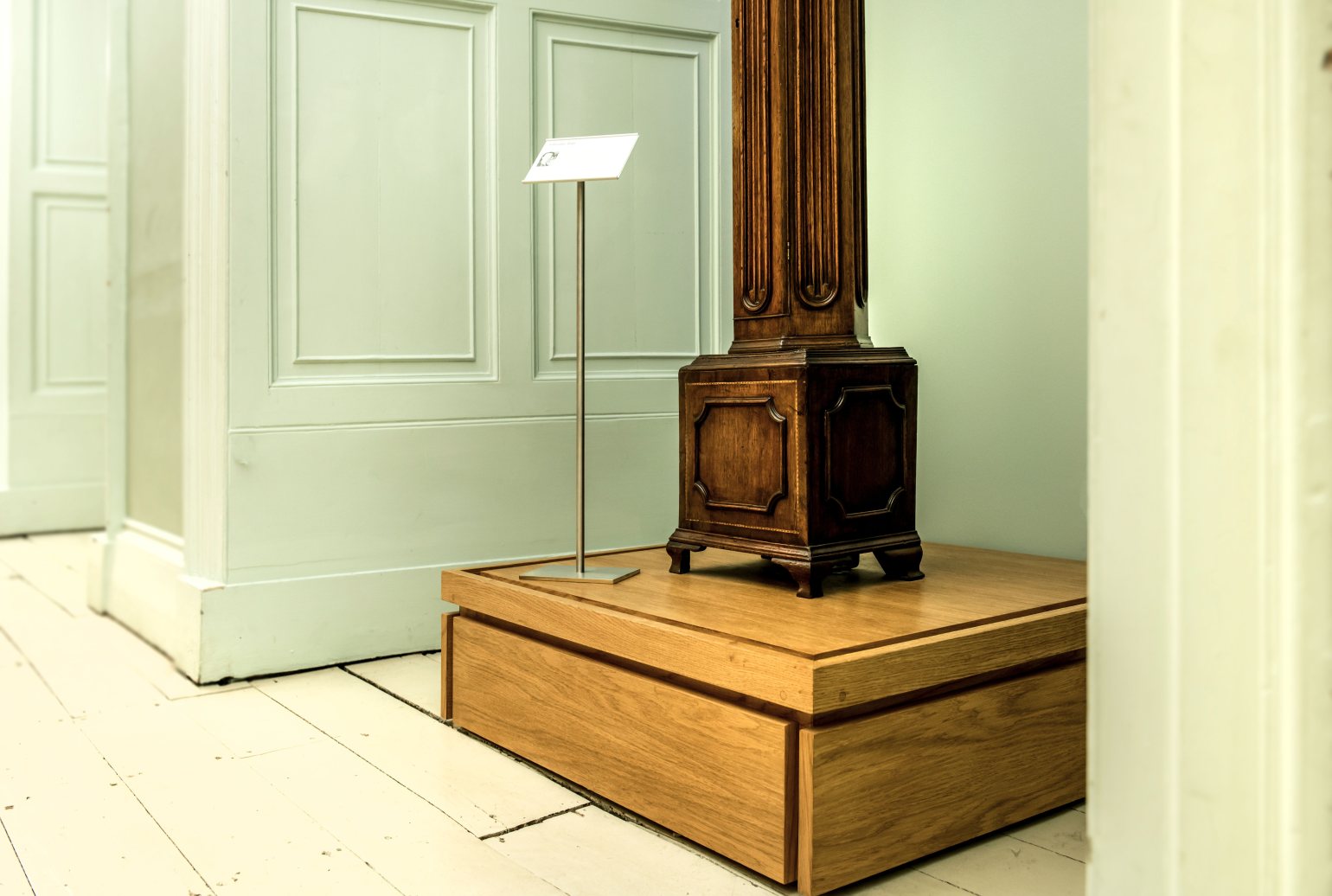 Pinnacle Label Holder in use at a museum displaying information about an exhibit. Pinnacle Label Holder in use at a museum displaying information about an exhibit.